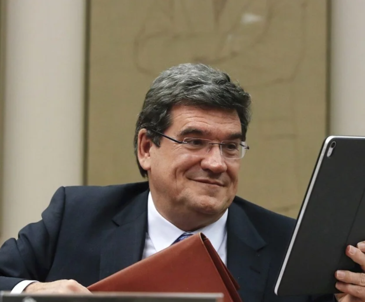 Escrivá estudia una propuesta para permitir que los funcionarios puedan trabajar hasta los 72 años